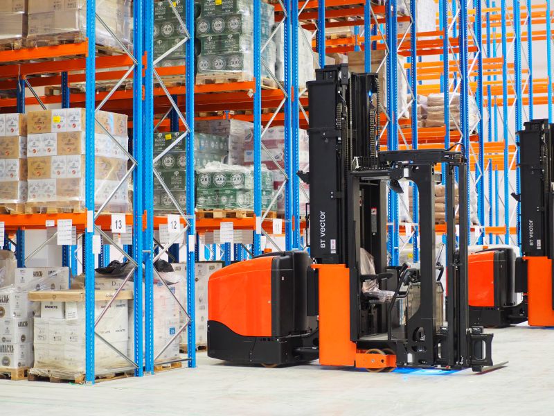 Profesionální kompletace a balení zásilky pro e-shop v logistickém centru RTR